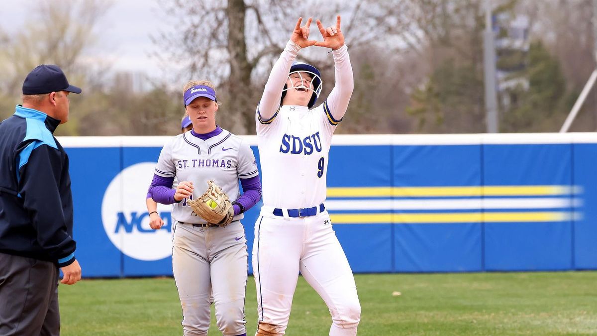 Parking St. Thomas Tommies at Kansas City Roos Womens Basketball