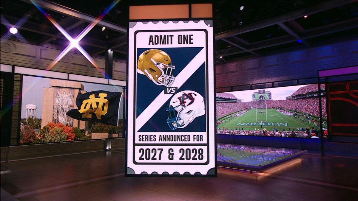 Navy Midshipmen at #10 Notre Dame Fighting Irish Football