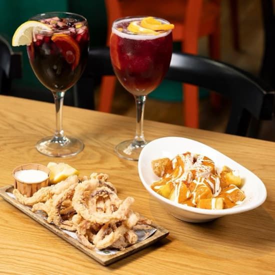 El aperitivo m\u00e1s castizo en Gran V\u00eda: Calamares, bravas y dos bebidas en la barra de Mercado de la Reina 12