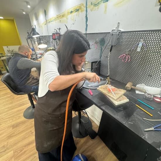 Taller de Joyer\u00eda: Crea tu propia joya artesanal en 4 horas