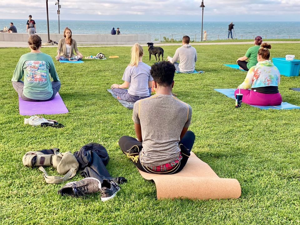 Good Vibes Park Yoga - [Bottoms Up! Yoga]