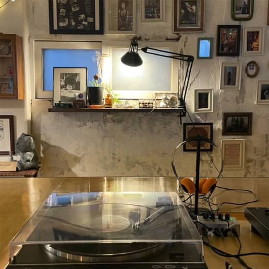 \uc640\ub2c8\ud0c0 \uc74c\uc545\uac10\uc0c1\uc2e4: \uc131\uc218 LP \uc74c\uc545 \uac10\uc0c1 \uacf5\uac04