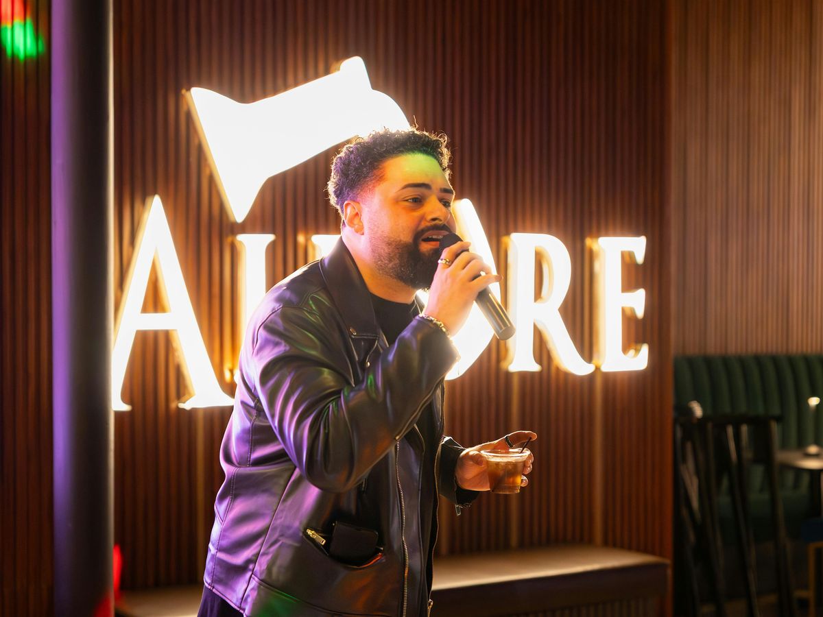 OOH LA LA: KAROAKE AND COCKTAILS