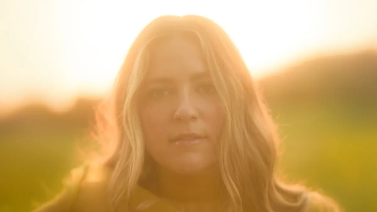 Leanna Crawford, Riley Clemmons, Madison Watkins in Reading