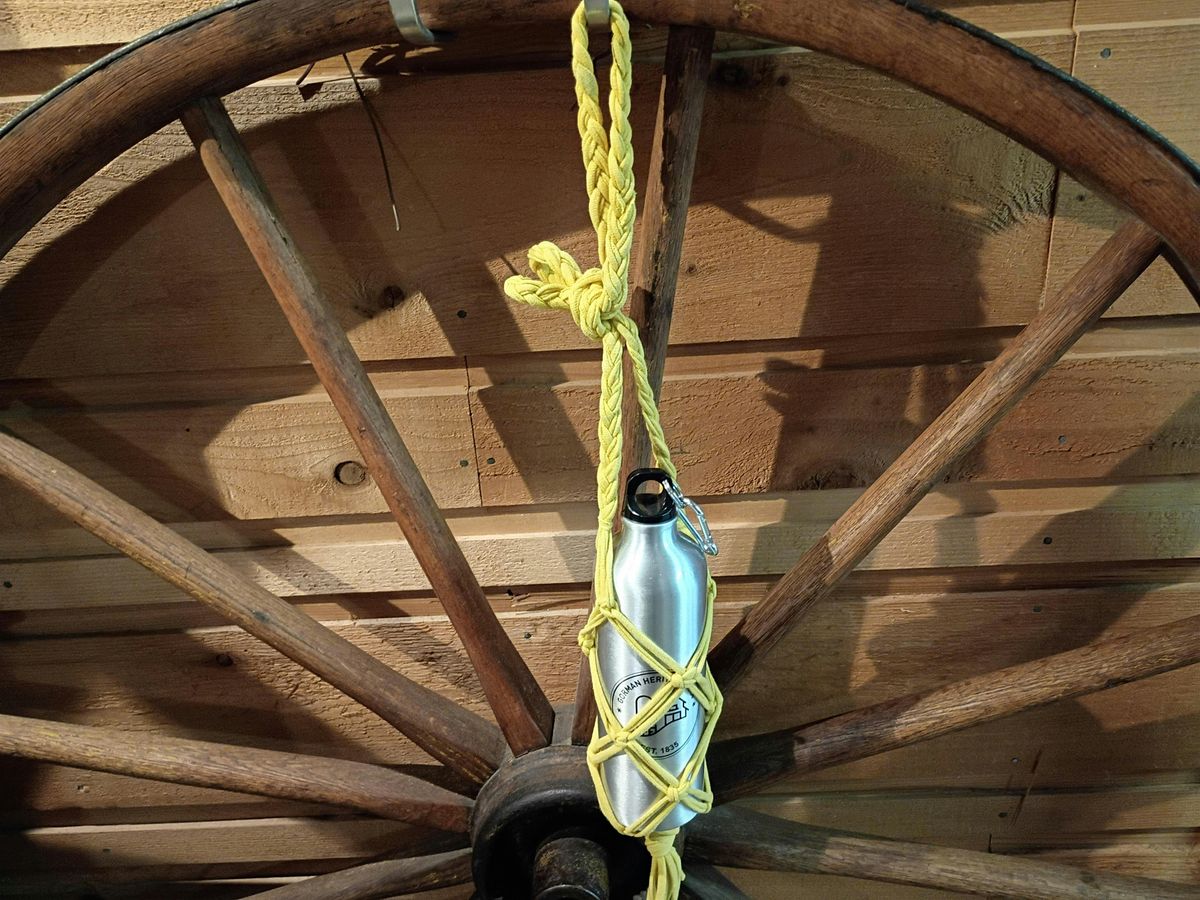 Macram\u00e9 Water Bottle Holders (Using T-Shirt Yarn!)