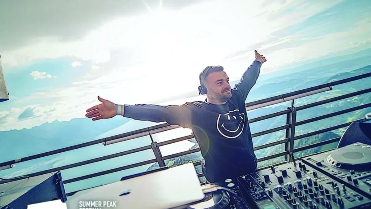 Nicolas Duvoisin, Coco, Ruede Hagelstein, Empro, Nils Ohrmann, The Reason Y, Ella in Berlin