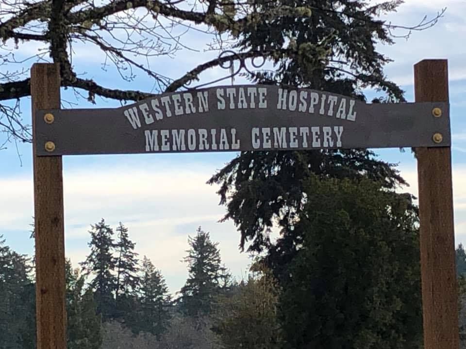 Grave Concerns Assoc At The Weatherly Inn White Christmas Market grave-concerns-assoc-at-the-weatherly-inn-white-christmas-market