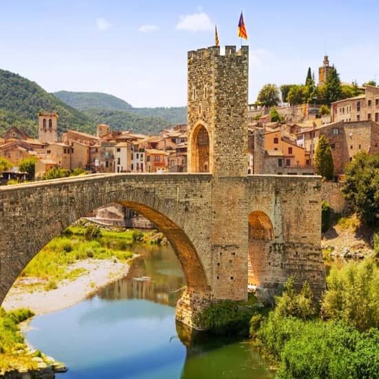 Tour Medieval en grupo reducido: Besal\u00fa, Castellfollit  y Santa Pau desde Barcelona. Explora los pueblos mejor conservados en el coraz\u00f3n del Parque Natural de la Zona Volc\u00e1nica de la Garrotxa