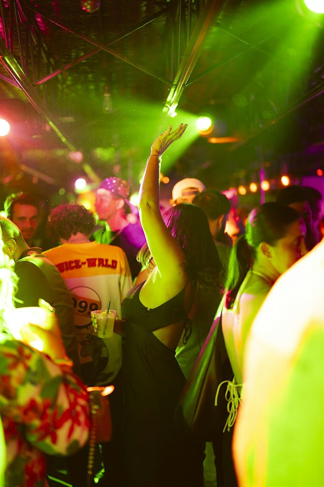 NEW YEARS EVE: COCODRILLS