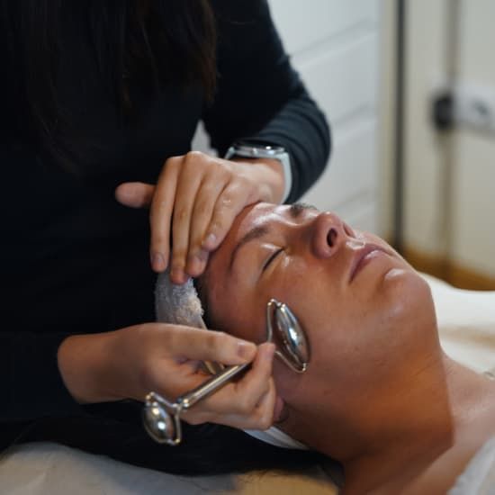 Limpieza Facial completa con Terapia Fotodin\u00e1mica