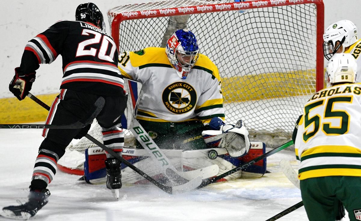 Waterloo Black Hawks at Sioux City Musketeers