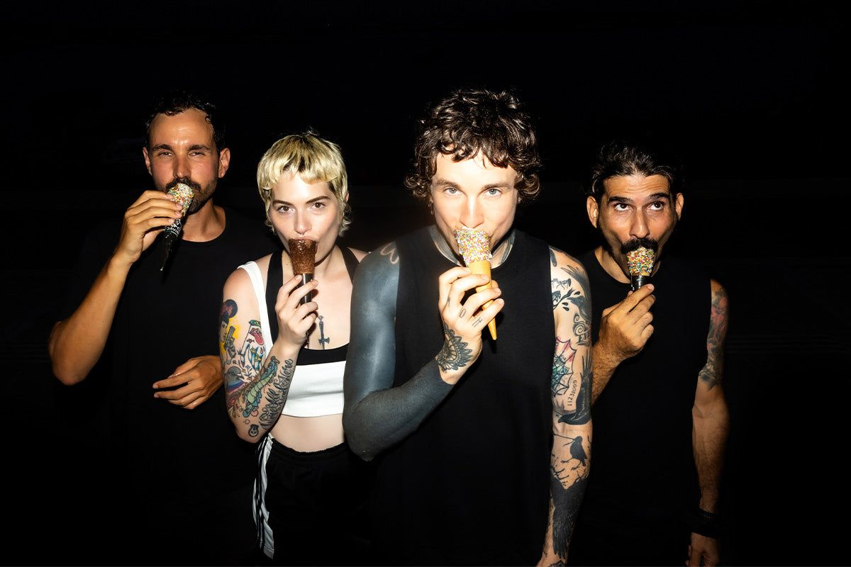 Laura Jane Grace (18+)