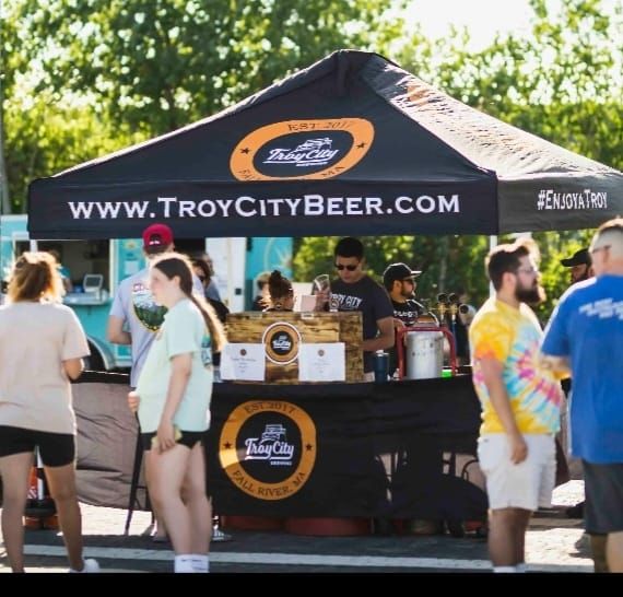 Troy City Beer Garden (Gates of the City) Portas Da Cidade / Gates of