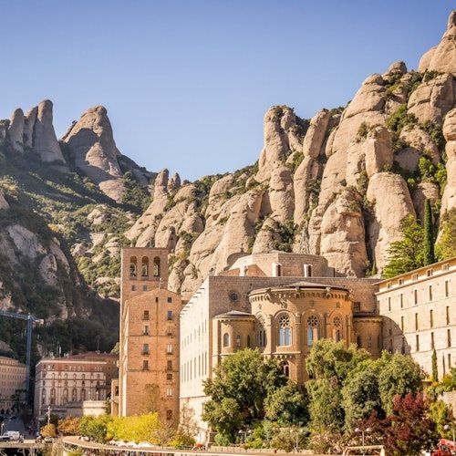 Montserrat and Wineries: Round Trip Tour + Wine Tasting with Traditional Meal