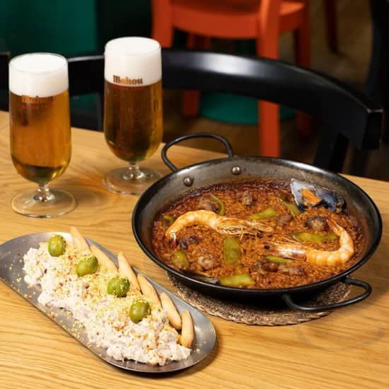 Pa ella, pa \u00e9l, pa todos. Paella valenciana, ensaladilla y dos bebidas en plena Gran V\u00eda