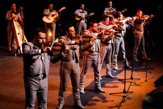 MARIACHI LOS CAMPEROS DE NATI CANO