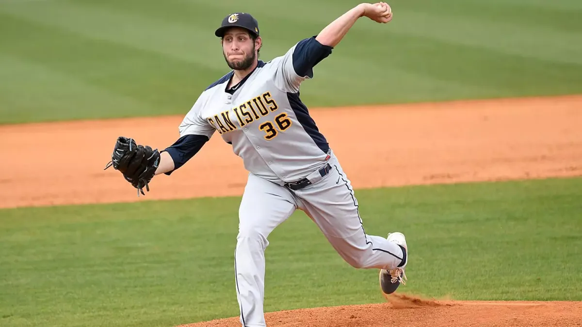 Parking Canisius Golden Griffins at Saint Peter's Peacocks Mens Basketball