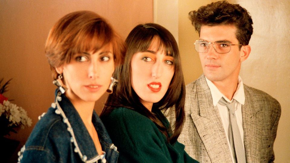 Almod\u00f3vars KVINDER P\u00c5 RANDEN AF ET NERV\u00d8ST SAMMENBRUD \/ \u00d8nskefilm \/ 3. aug. og 20. sep.