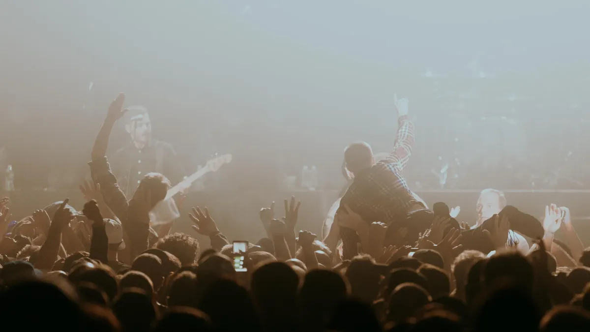 Dropkick Murphys, The Hold Steady, Stiff Little Fingers, The Scratch, The Rumjacks, Holy Locust, Seisiun Ceoil Bheal Feirste in Boston