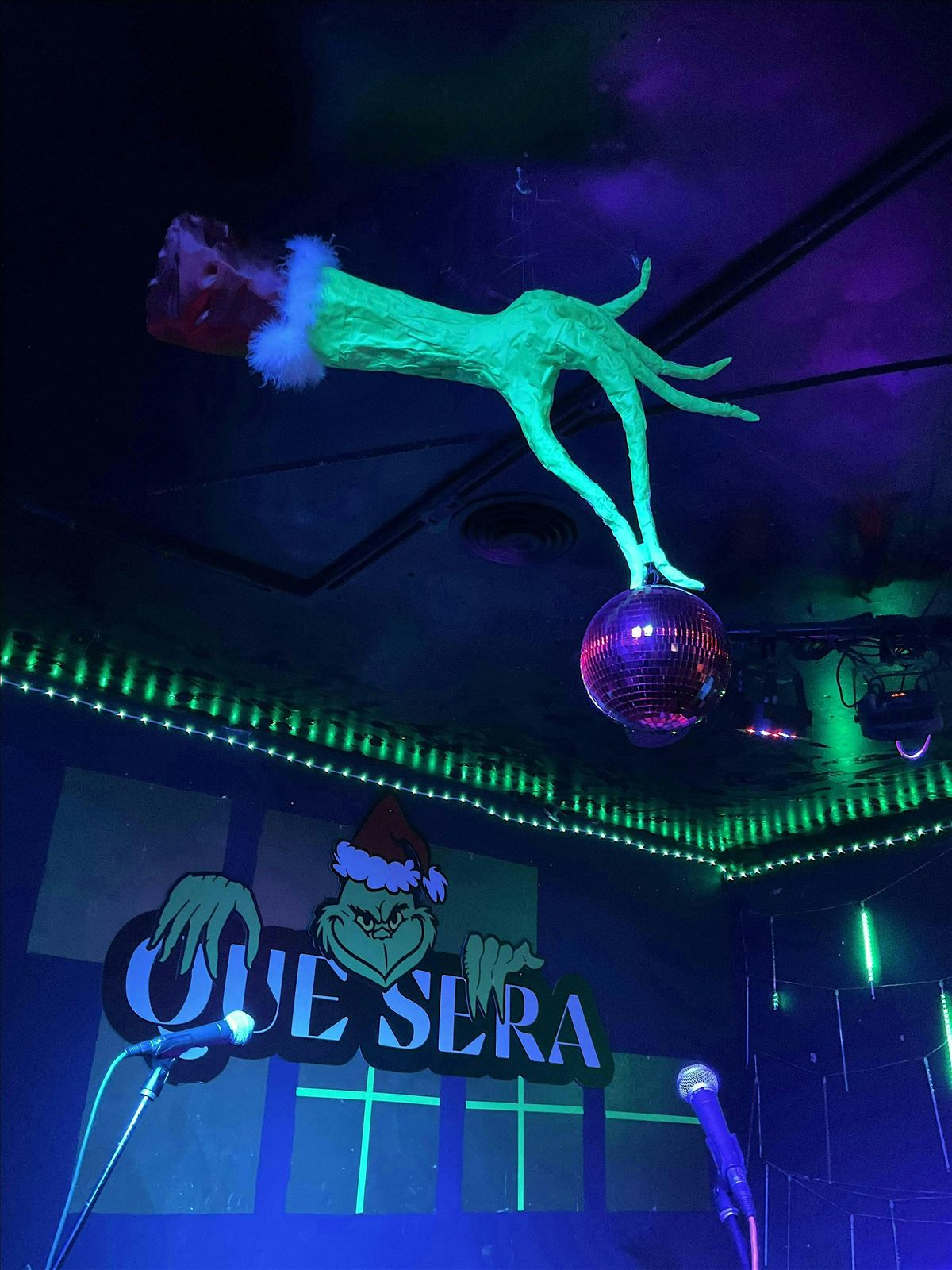 Grinchmas at Que Sera