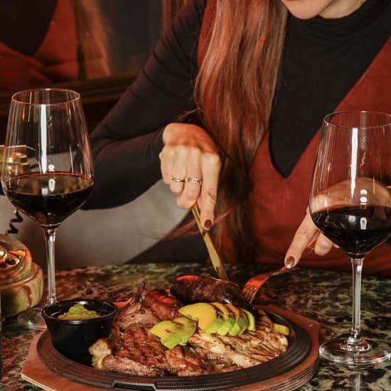 Parrilla mixta con botella de vino para 2 en Understreet Market