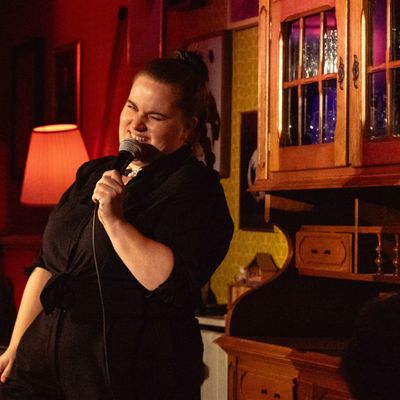 Mari Volar | Comedian Abroad