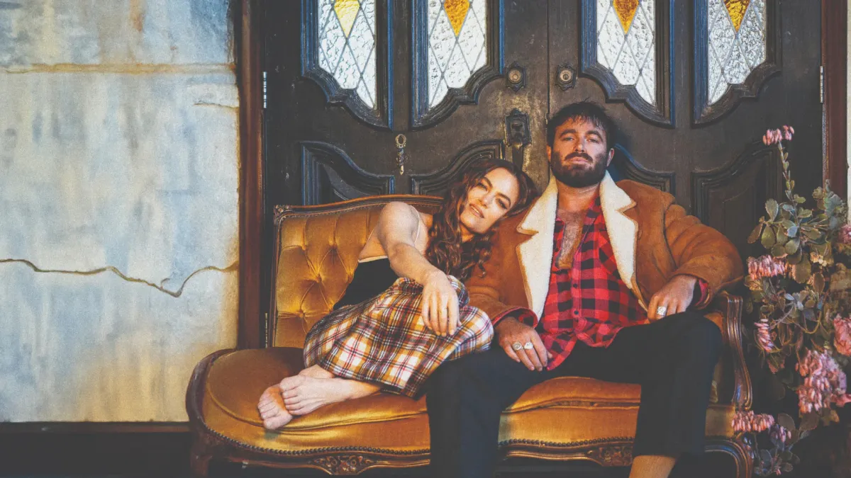 Angus & Julia Stone in Bongaree