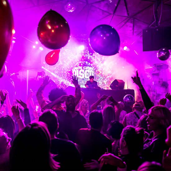 Gimme Gimme Disco: Una Fiesta de Baile Disco Inspirada en ABBA