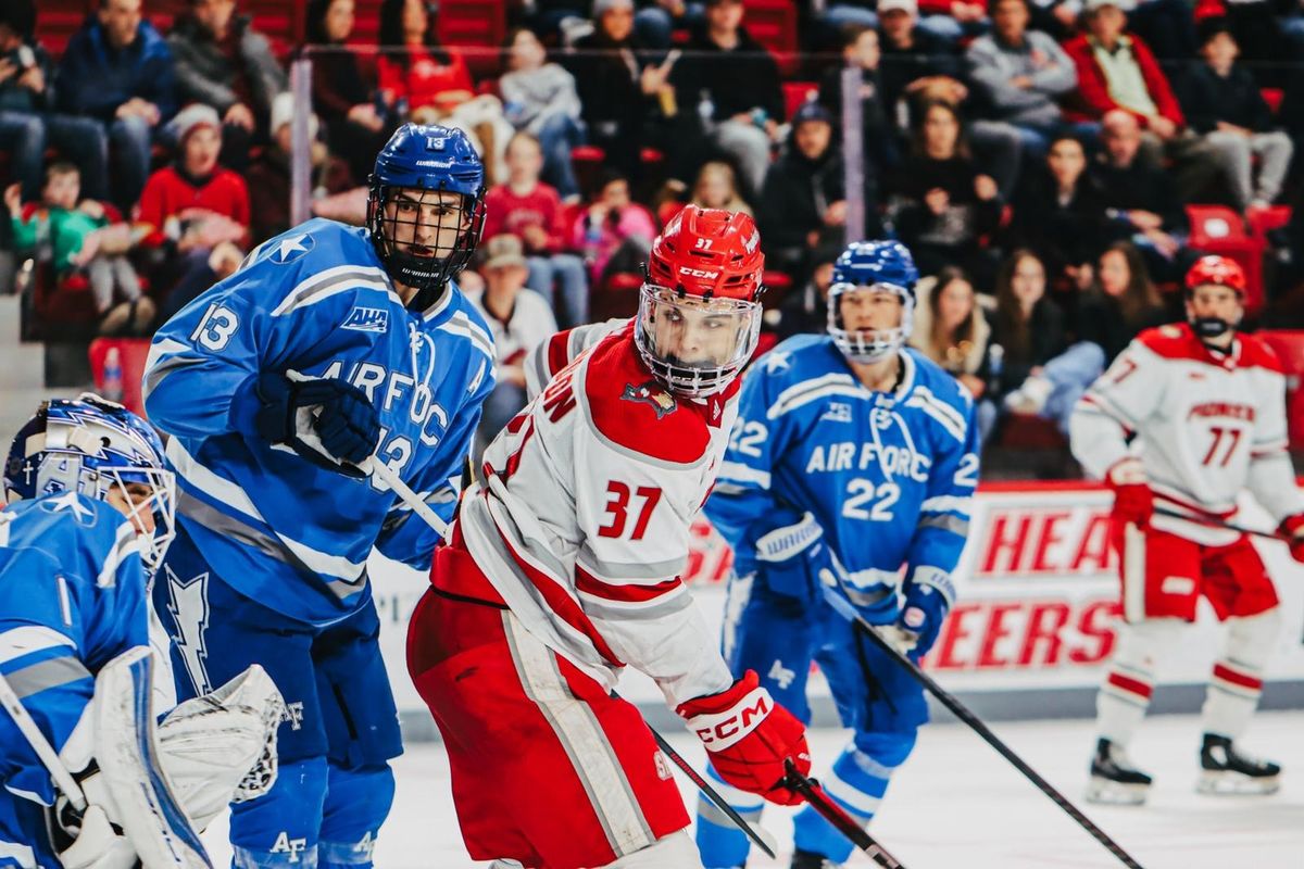 Parking Sacred Heart Pioneers at Air Force Falcons Mens Hockey