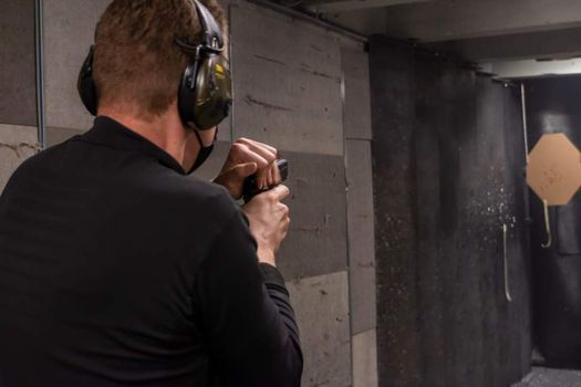 Toiminnallinen pistooliammunta 1 (T\u00c4YNN\u00c4)