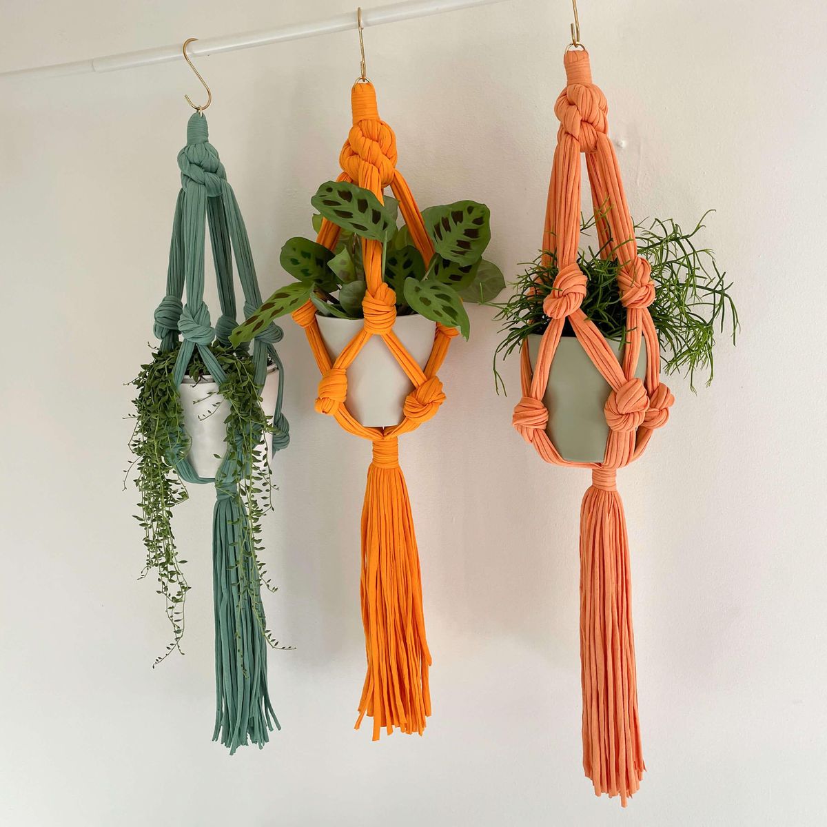 Make Your Own Macram\u00e9 Hanger