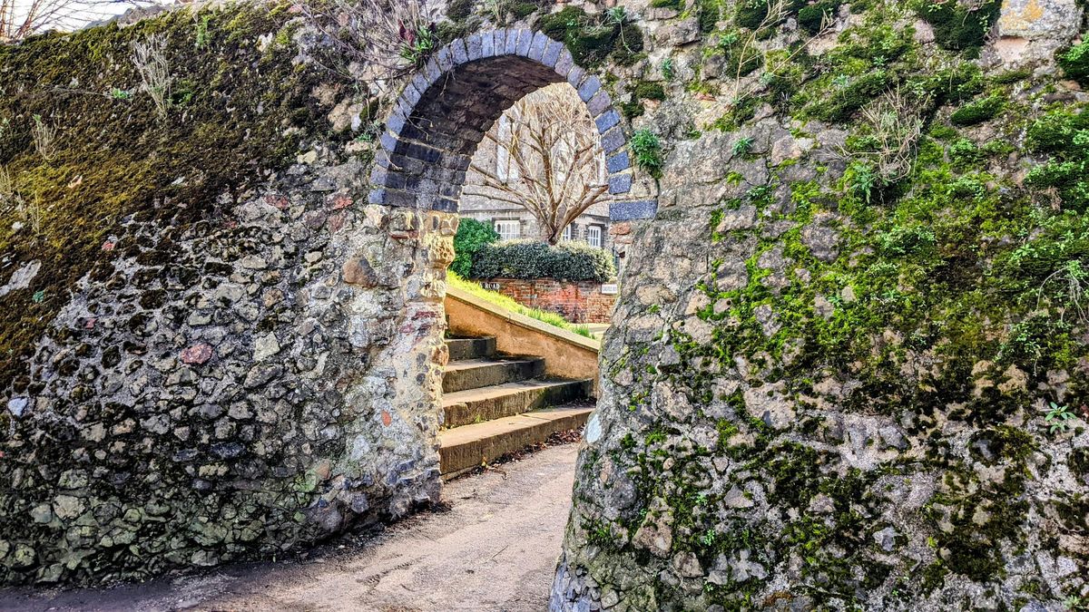 Discovering Historic Colchester Outdoor Escape Game: The Roman Visitor