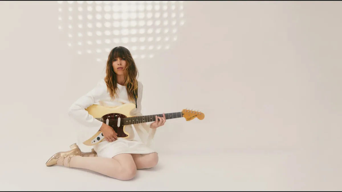 Melody's Echo Chamber, Strange Lot in Philadelphia