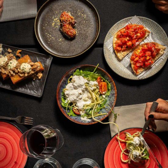 Men\u00fa rom\u00e1ntico con champagne en el restaurante clandestino Vibra Speakeasy