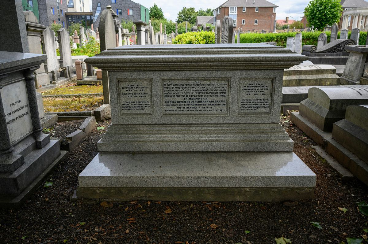Guided Walk: Jewish Communal Leaders