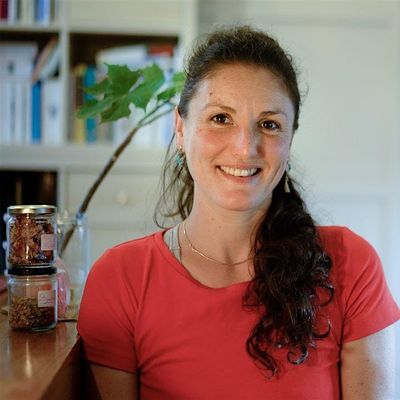 Yoga avec Eug\u00e9nie - Yogasatya