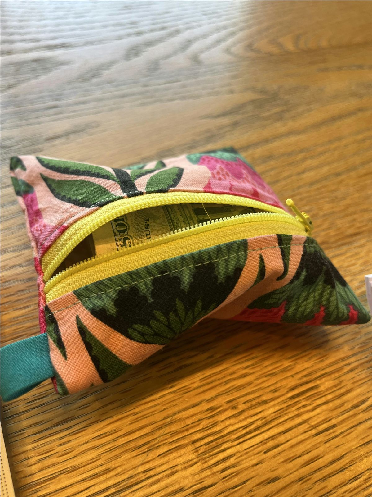 Beginner Sewing: Learn to Use a Sewing Machine + Make a Zipper Bag