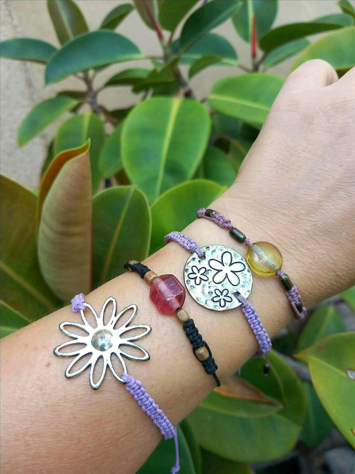 Curso de pulseras con nudo plano de macram\u00e9