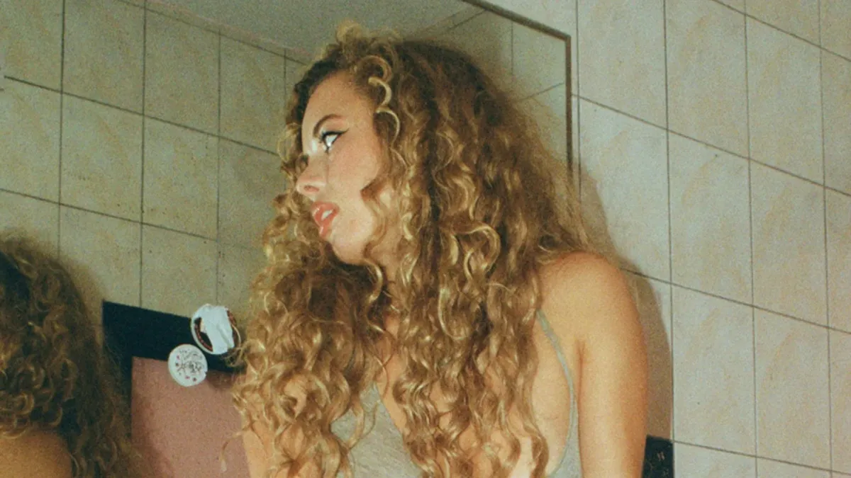 Nil\u00fcfer Yanya in Sydney