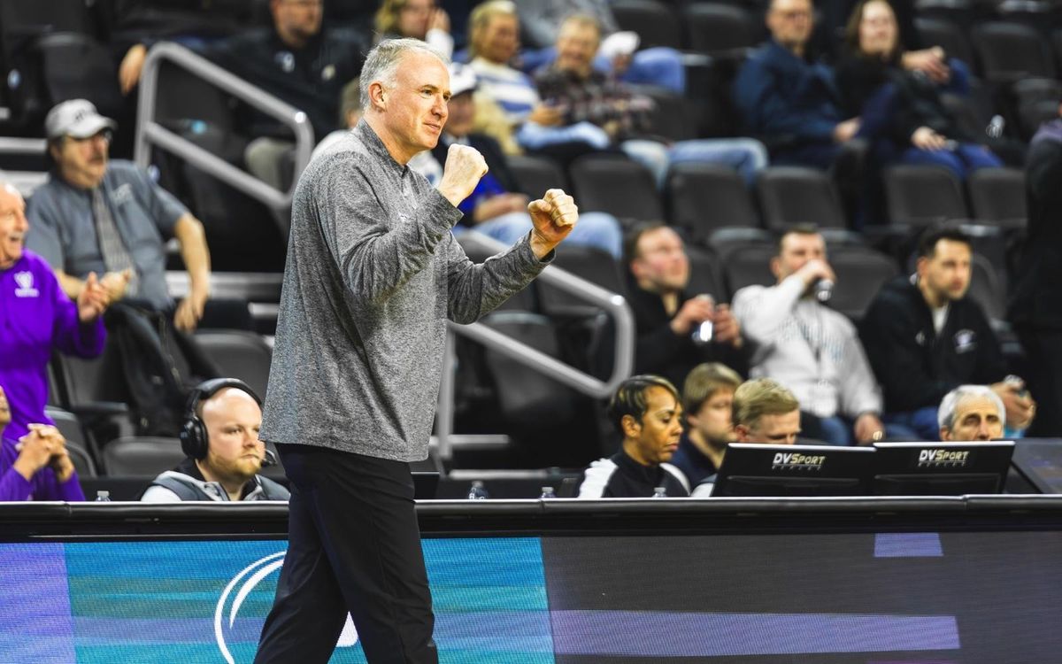 Parking Saint John's Johnnies at St. Thomas Tommies Mens Basketball
