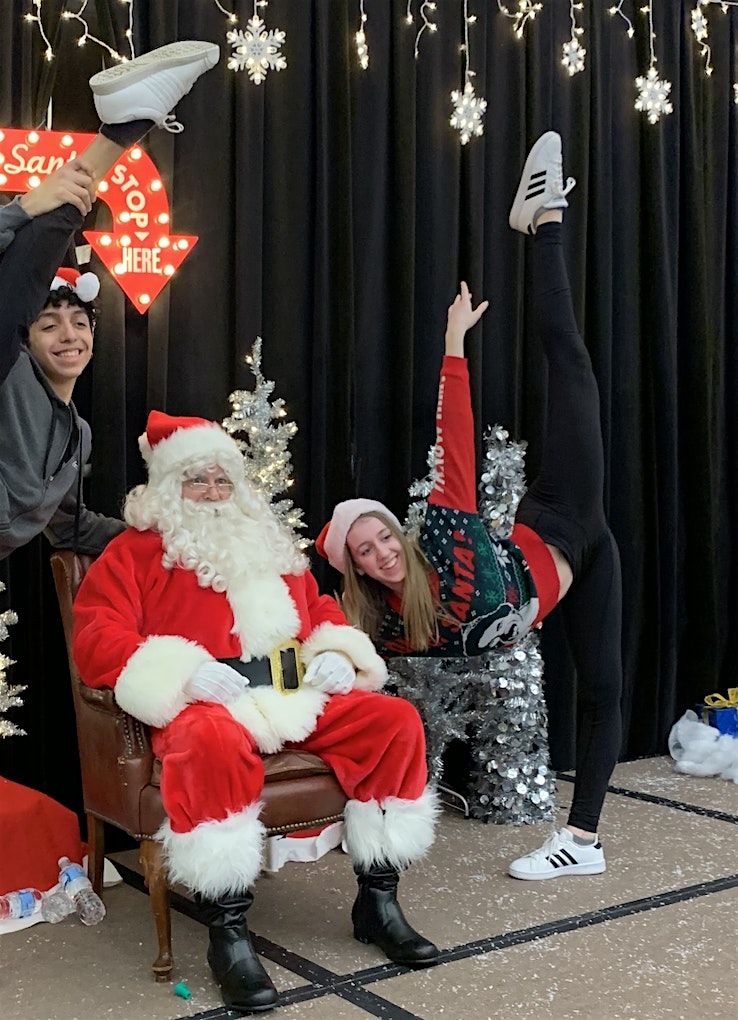 FREE! Meet Santa, take family photos!