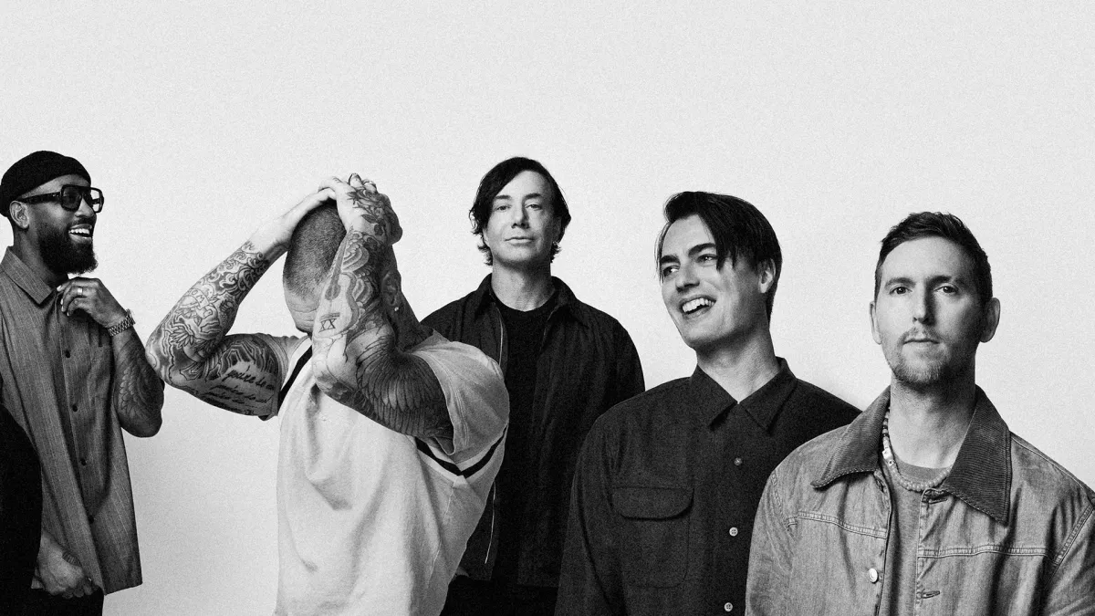 Maroon 5, Claire Rosinkranz in Inglewood