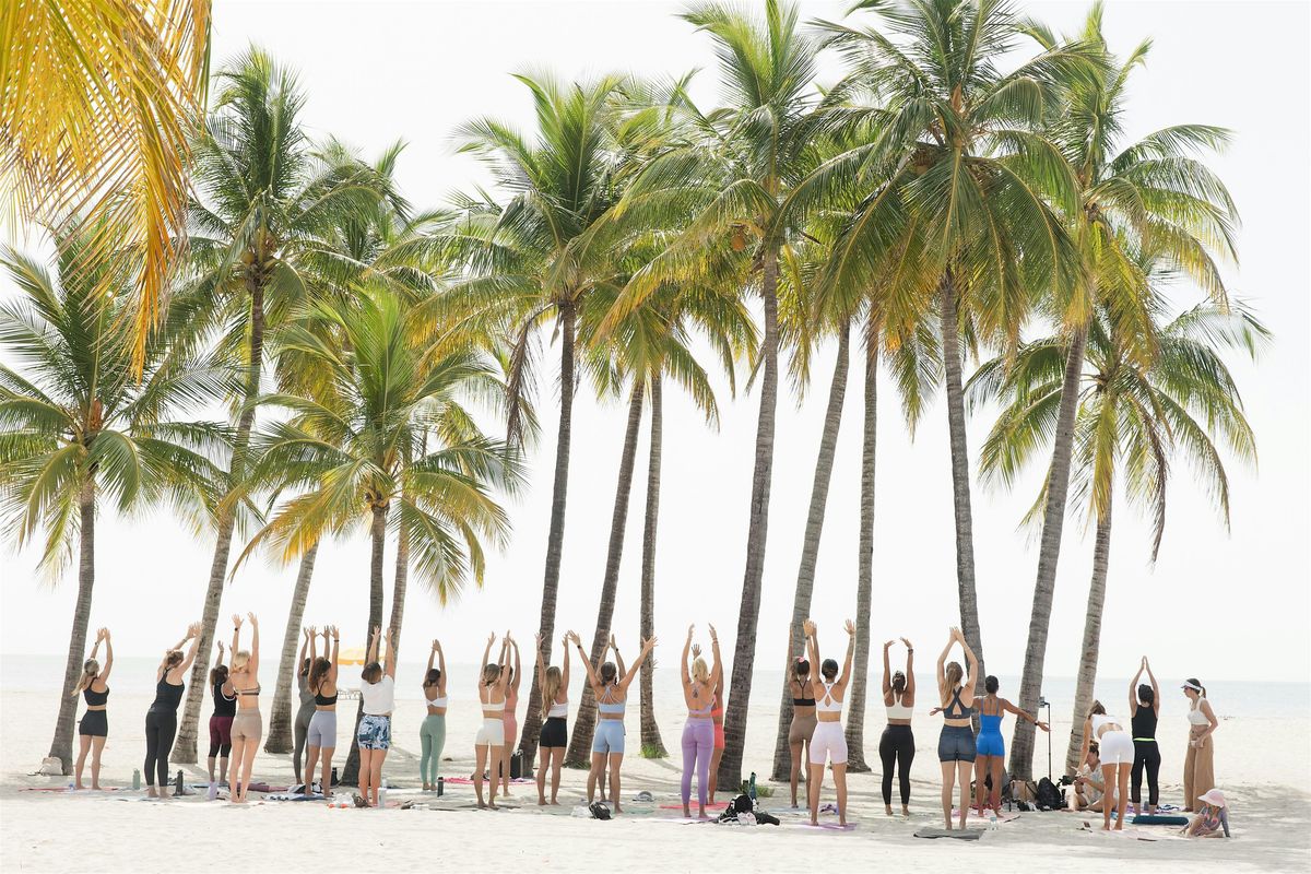 Yoga con Ro frente al mar.