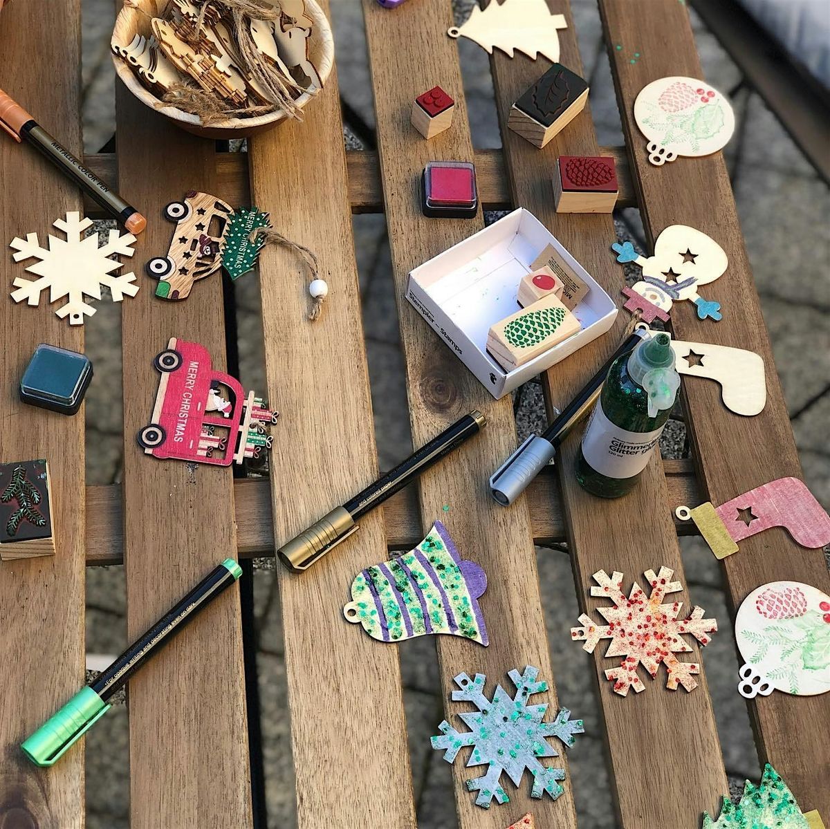 Taller de decoraci\u00f3n de adornos de madera