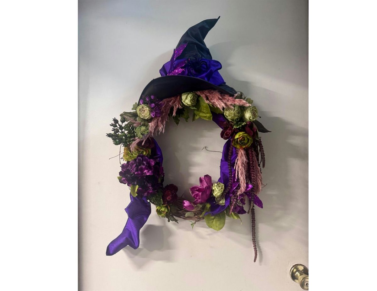 Halloween Wreath: Spooky Seasonal Door D\u00e9cor