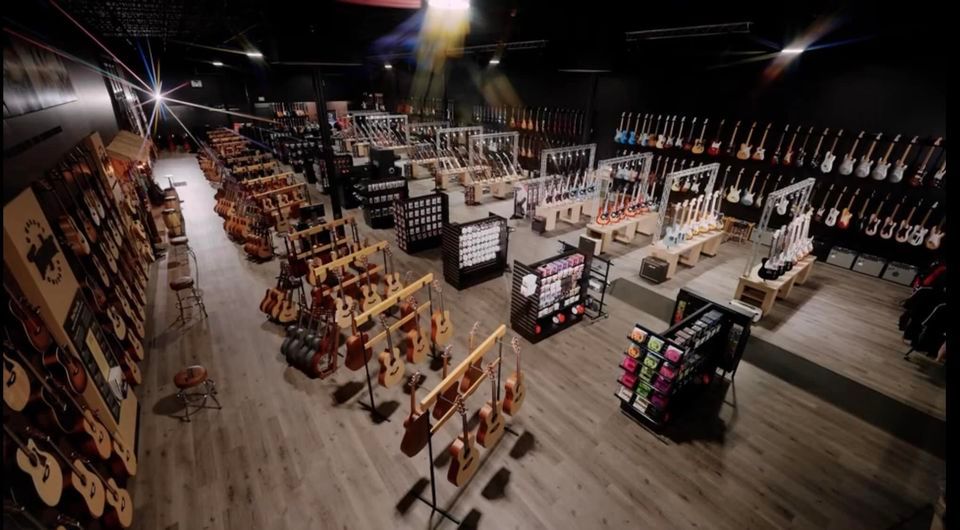 Santa at Guitars Etc Downtown Longmont December 17, 2023