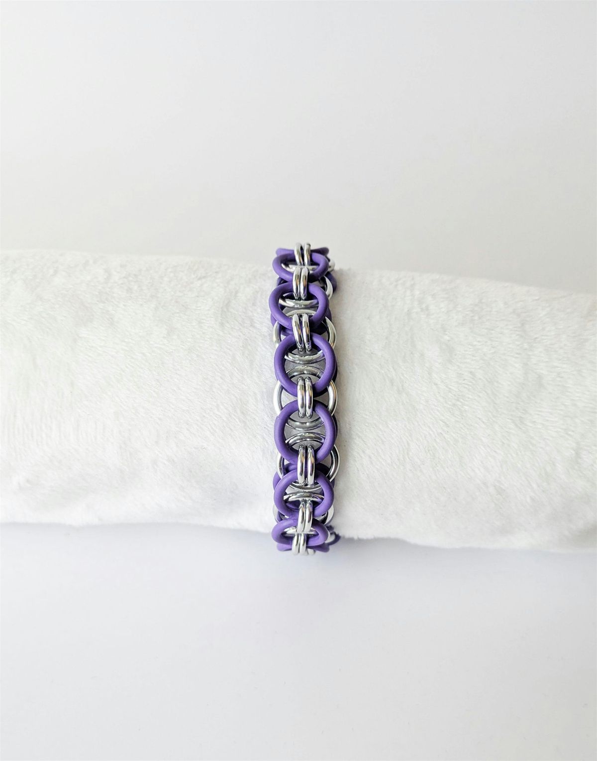 Make a Colorful, Stretchy Chainmaille Bracelet
