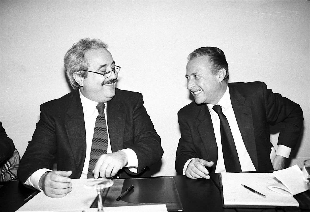 Maria Falcone e Giuseppe Ayala nello Studio di Arnaldo Pomodoro