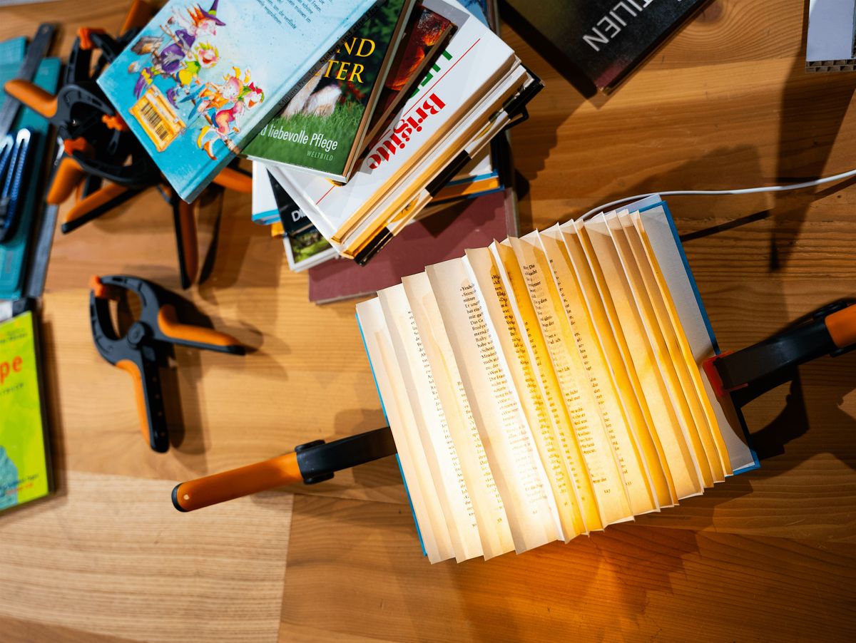 Buch-Upcycling: Stimmungsvolle Leuchten aus B\u00fcchern