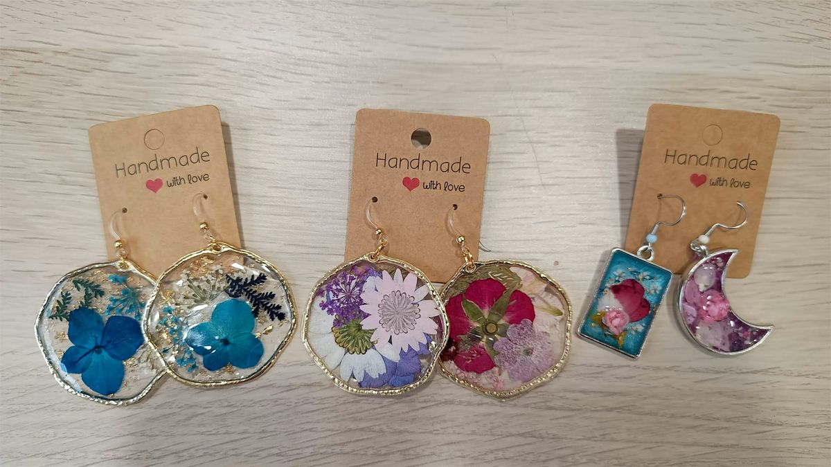 Taller de pendientes con flores y resina